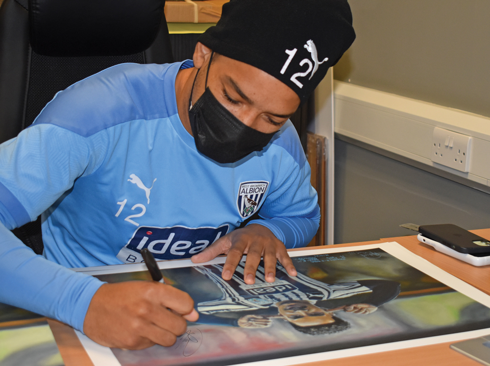 Matheus Pereira signing one of the first 50 of the Limited Edition Prints